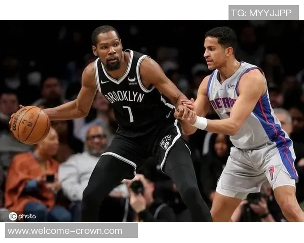 康宁汉姆赛后向小卡请教得分秘诀分享成功经验